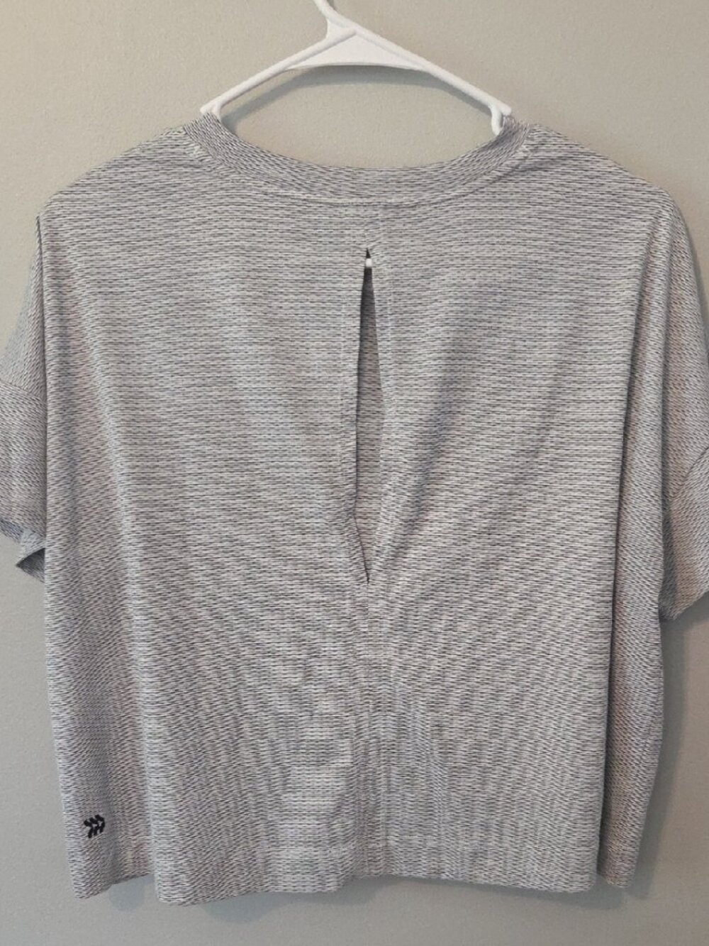Crop Top with Back Slit (L) - Picture 2 of 3